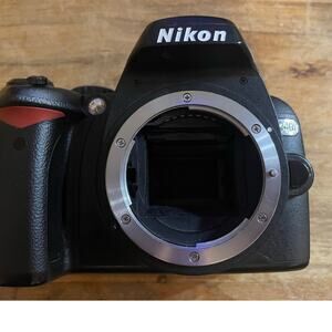 BROKEN: Nikon D40x 10.2mp CCD DSLR body only.